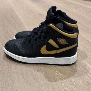 Nike Jordan Black and Gold Shoes - Like new!!